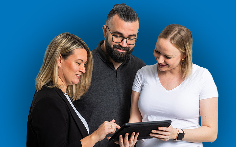 Team bespricht sich am Tablet