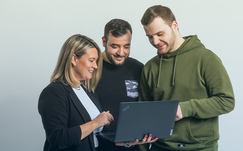Team bespricht sich am Laptop